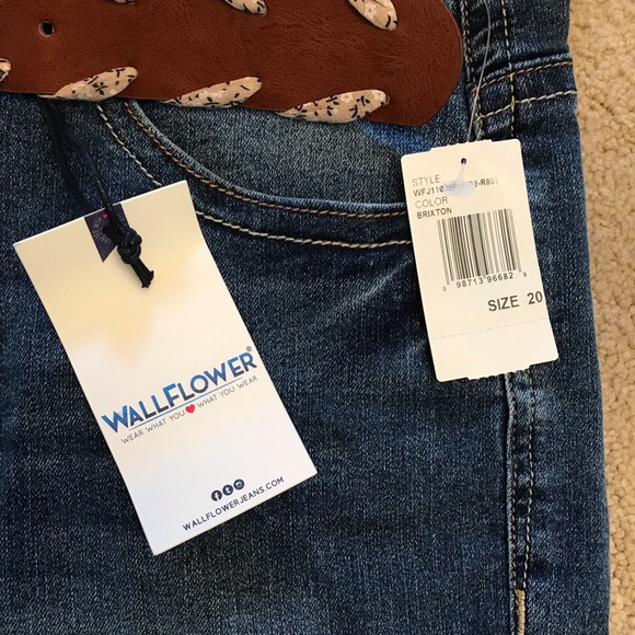 Wallflower Bermuda Shorts NEW Womens Plus Size 20 Denim Blue Legendary Fit Belt - Picture 4 of 10